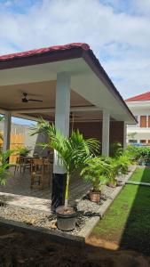 Сад в Christika Homestay