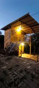 un edificio con graffiti sul lato di BUKIT LIMAU REST HOUSE a Taiping