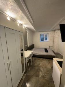 Un dormitorio con una cama y una mesa dentro. en Eksporta Appartaments, en Riga