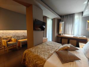 Postel nebo postele na pokoji v ubytování Elysion Hotel