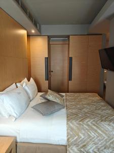 Postel nebo postele na pokoji v ubytování Elysion Hotel