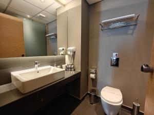 Koupelna v ubytování Elysion Hotel