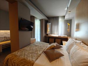 Postel nebo postele na pokoji v ubytování Elysion Hotel