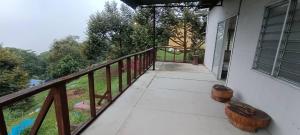 Rõdu või terrass majutusasutuses Bukit Limau rest house Merbau +1 foto