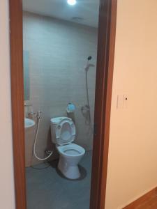 a bathroom with a toilet and a shower in it at Nhà nghỉ 79 in Ðình Loan