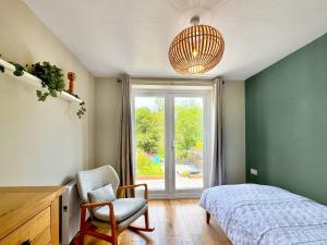 Ένα ή περισσότερα κρεβάτια σε δωμάτιο στο Treetops Apartment