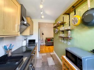 Η κουζίνα ή μικρή κουζίνα στο Treetops Apartment +2 φωτογραφίες