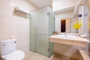 Koupelna v ubytování Sandals Hotel + 37 fotografií