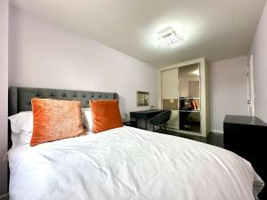 Ένα ή περισσότερα κρεβάτια σε δωμάτιο στο Ideal 4 Bedroomed House in Bicester