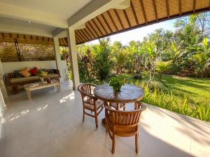 Сад в Santra Putra Guesthouse at Karja Art Space