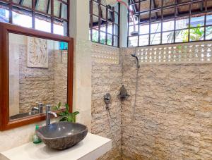 Ванная комната в Santra Putra Guesthouse at Karja Art Space +130 фотографий