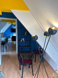 a living room with a blue and yellow ceiling at Piano Apartment Halle Center - Netflix- Free WiFi 3 in Halle an der Saale