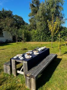una mesa con platos de comida encima en Beach Hangout Hygge, en Den Burg