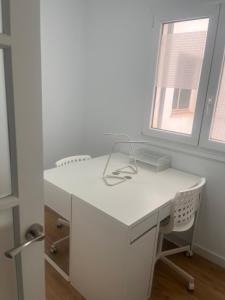 a white desk in a room with a window at Apartamento centro 3 habitaciones in Almería