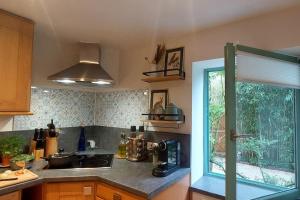 una cocina con fregadero y encimera en Gîte Le Renard qui passe, en Braine-le-Château