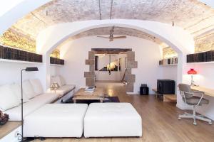 Χώρος καθιστικού στο A historic XVI century beach home near Barcelona +73 φωτογραφίες