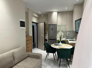 sala de estar y cocina con mesa y sofá en Agora luxury Flat 2, en Loutraki