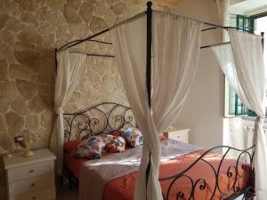 una camera con letto a baldacchino in metallo con tende di Testaccio Charme Apt a Roma