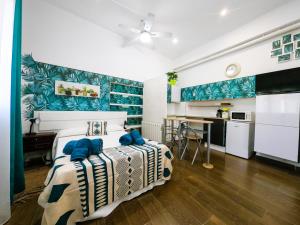 a bedroom with a bed and a kitchen at Alojamientos Puerta Palma Estudio in Badajoz
