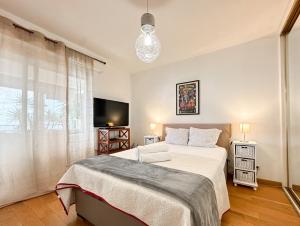 PANORAMIC MONACO VIEW, BnbRickeys في بوسولاي: غرفة نوم بها سرير ونافذة كبيرة