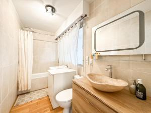 PANORAMIC MONACO VIEW, BnbRickeys في بوسولاي: حمام مع حوض ومرحاض