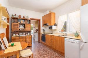Η κουζίνα ή μικρή κουζίνα στο Rustic Garden Minorcan style villa with Private Pool and Sea