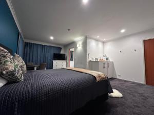Posteľ alebo postele v izbe v ubytovaní Tongariro Suites