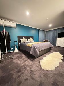 Posteľ alebo postele v izbe v ubytovaní Tongariro Suites