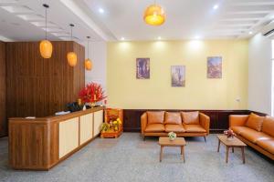 ein Wartezimmer mit Sofas und Stühlen in der Lobby in der Unterkunft Mô Tê Homestay 2 gần Chợ Đông Ba, Cung Đình Hoàng Thành Huế in Hue