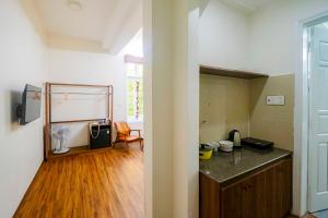 eine Küche mit Theke und ein Esszimmer in der Unterkunft Mô Tê Homestay 2 gần Chợ Đông Ba, Cung Đình Hoàng Thành Huế in Hue