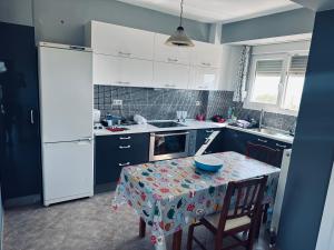 une cuisine avec une table avec un bol dessus dans l'établissement Villa George, à Leptokaryá