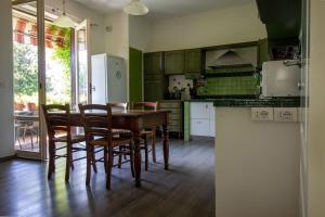 Η κουζίνα ή μικρή κουζίνα στο Fee4Me Cozy House on the Lake