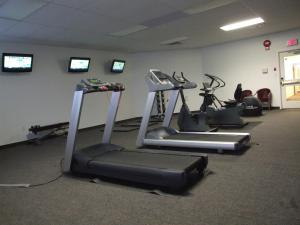 Fitness centrum a/nebo fitness zařízení v ubytování Lakeland Inn Hotel