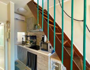 ネットゥーノにあるMARINA Seaview Apartment - Attico - Nettunoのキッチン(電子レンジ付きカウンター、階段付)