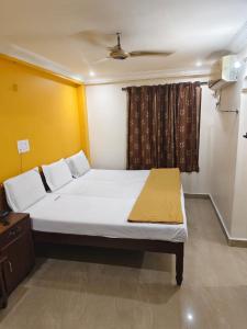 מיטה או מיטות בחדר ב-Hotel Sahasra - Opposite to Srinivasam Complex and Walkable Distance from Bus Station