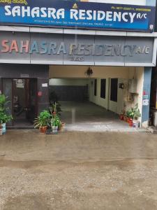 תמונה מהגלריה של Hotel Sahasra - Opposite to Srinivasam Complex and Walkable Distance from Bus Station בטירופאטי