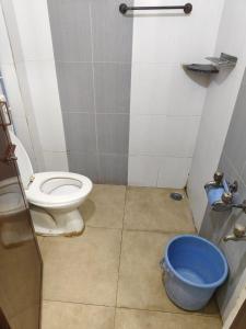 חדר רחצה ב-Hotel Sahasra - Opposite to Srinivasam Complex and Walkable Distance from Bus Station