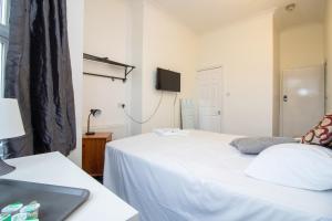 Ένα ή περισσότερα κρεβάτια σε δωμάτιο στο Pebbles guest house room 6