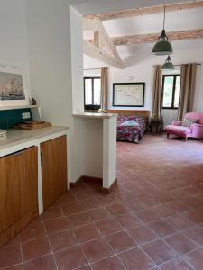 un salon avec un canapé et une table dans une pièce dans l'établissement Les Noyers, à Montjustin