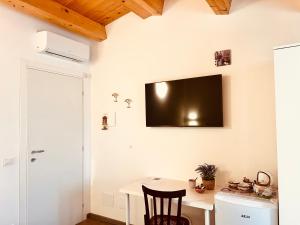 TV a/nebo společenská místnost v ubytování Una Vita In Vacanza