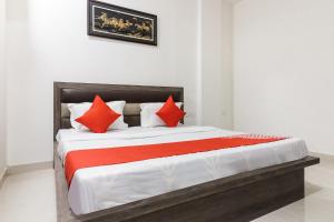 En eller flere senge i et værelse på Hotel O Diamond Star + 17 billeder