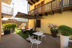 a patio with a table and chairs and a balcony at Residence Desiree in Riva del Garda