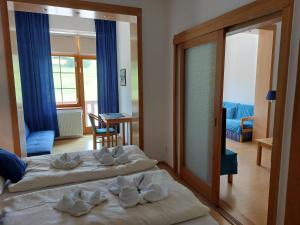Postel nebo postele na pokoji v ubytování Hotel Gold + 37 fotografií