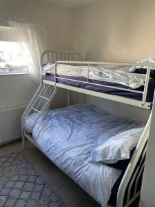 Postel nebo postele na pokoji v ubytování Family and pet friendly farm stay