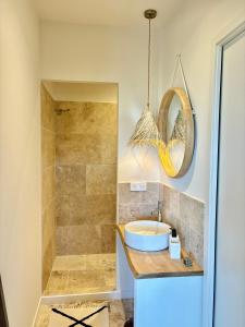 Ένα μπάνιο στο Neuf , Suite avec kitchenette dans bergerie moderne vue mer et montagne +18 φωτογραφίες