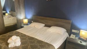 A bed or beds in a room at Hotel Old Rustaveli