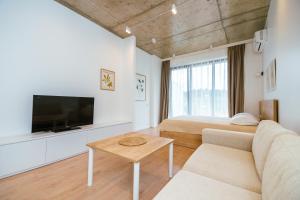 Μια τηλεόραση ή/και κέντρο ψυχαγωγίας στο Tsikhisdziri Apartments at bamboo