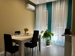 a dining room with a table and chairs at Appartamento Onda in Lido di Ostia