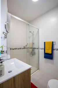 un baño con lavabo y ducha en The Manga Beach Sea view Studio, Sandy beach & Crystal clear water, 5G Wifi & Airco, en La Manga del Mar Menor