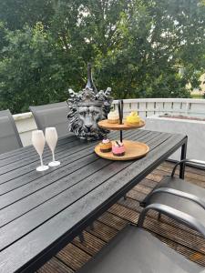 a wooden table with two plates of food and wine glasses at Traumhaftes Bijou für 4 in Holzminden